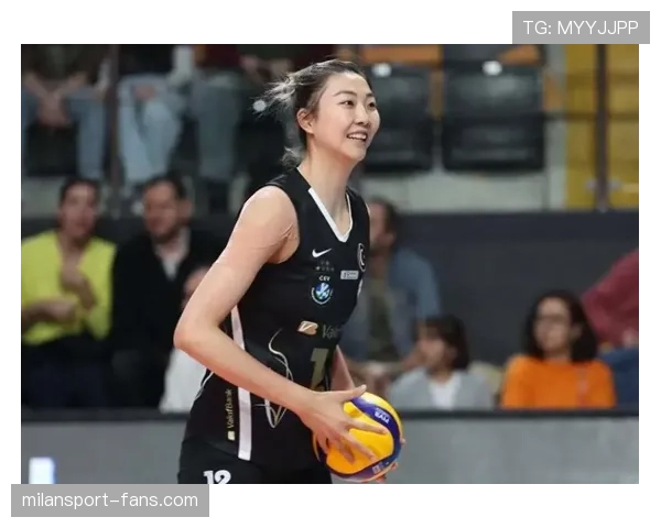 袁心玥训练馆里喝着高级蛋白饮，外面街边小吃摊完全不搭档儿啊
